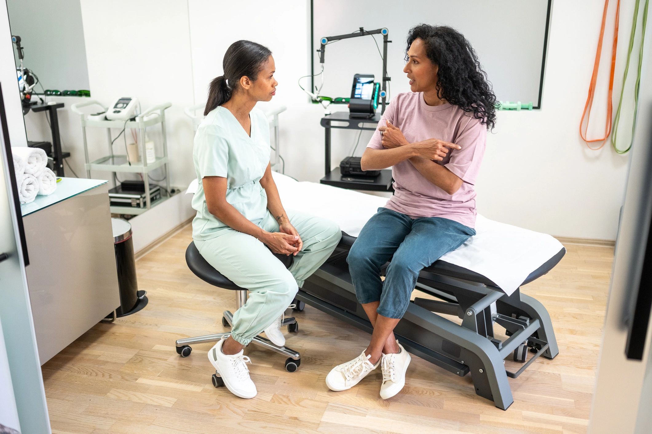 Profesional de salud asistiendo a un paciente en clínica