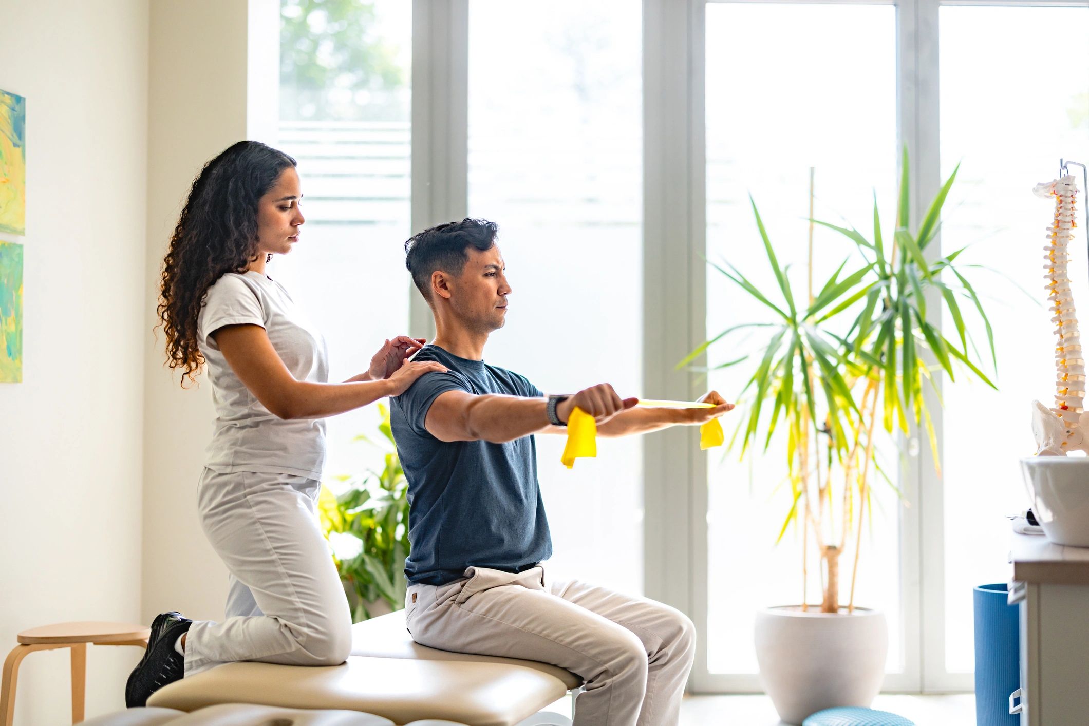 Sesión de fisioterapia con terapeuta y paciente